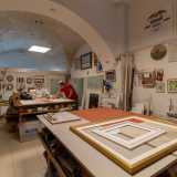 ...ospita al piano terra i laboratori dell�azienda di cornici Corallo, avviata 50 anni fa da Gianni Corallo e gestita oggi dal nipote Gianluca